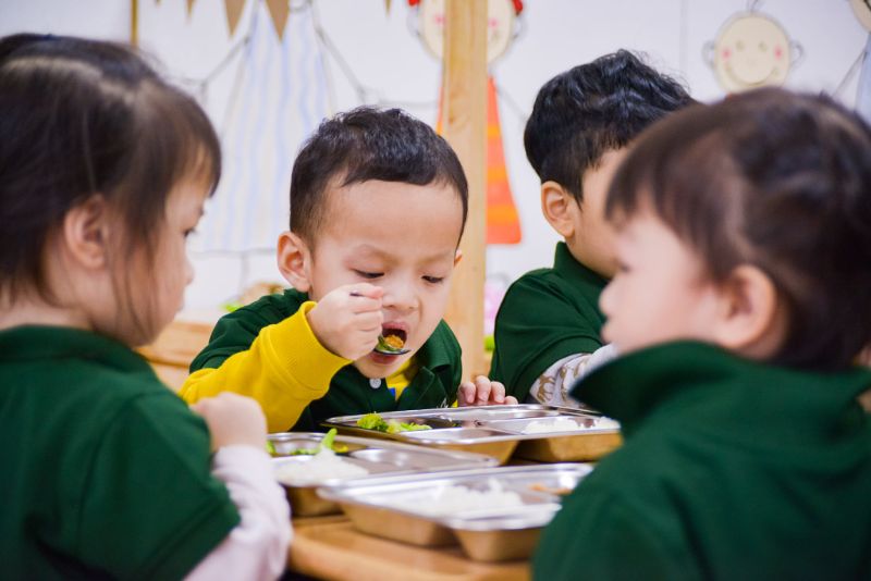 Các bé tự múc ăn