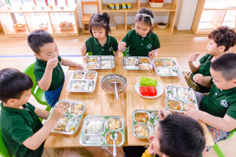 bua an cua cac be tai truong mam non Ha Noi 1